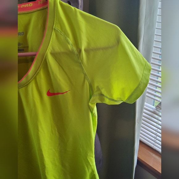 Nike shirt - Picture 3 of 6